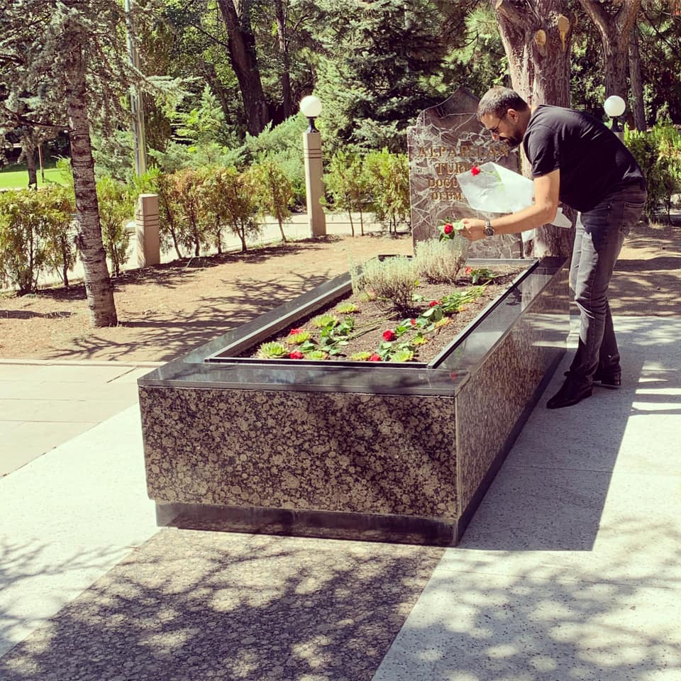 Alparslan Türkeş Başbuğumuzu mezarı başındayız.